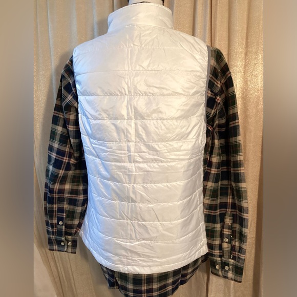 Vantage white puffer light vest with 2 zippered pockets outside 1 inside. L - Picture 3 of 5